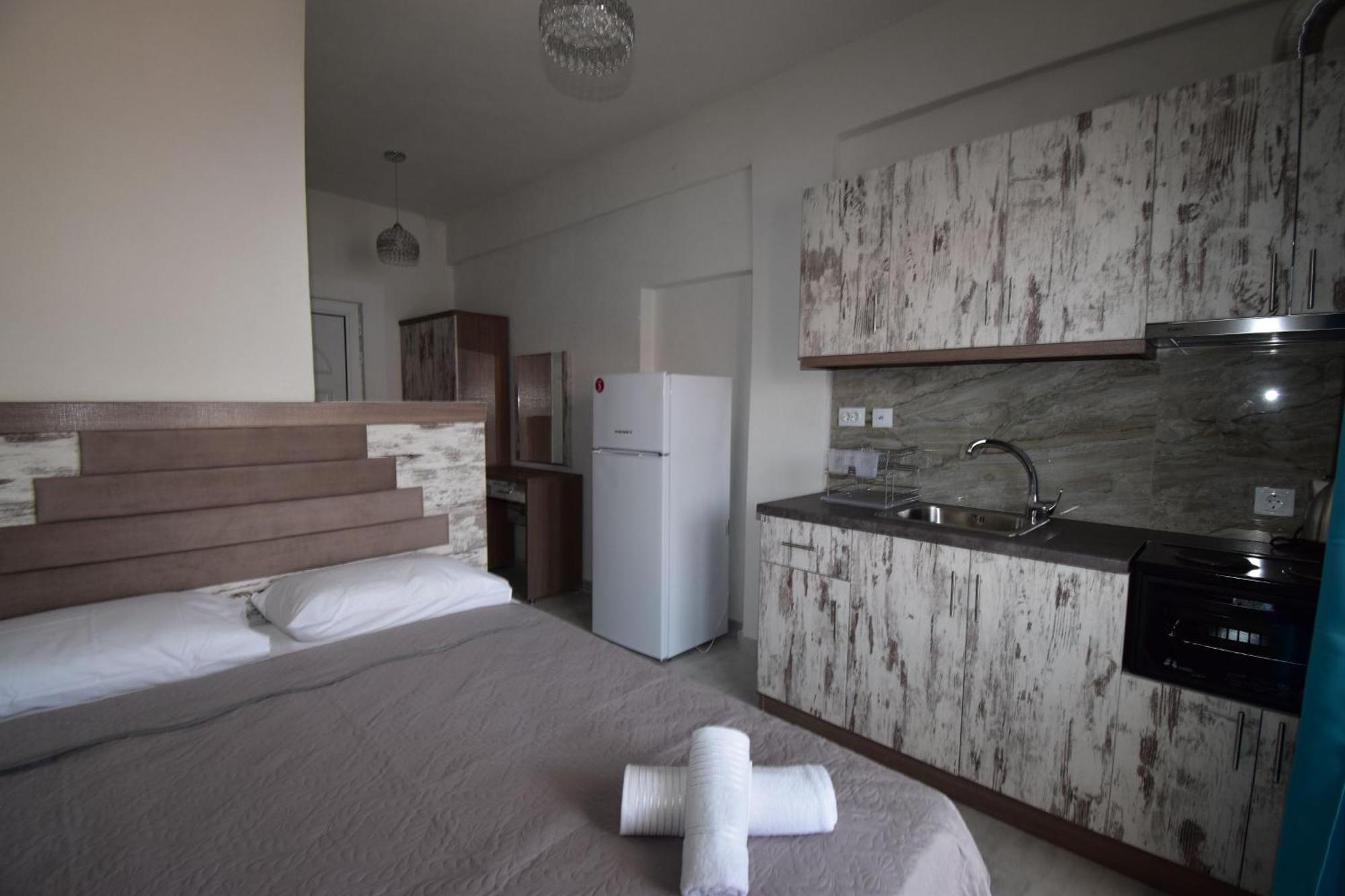 Apartments Miki Полихроно Екстериор снимка